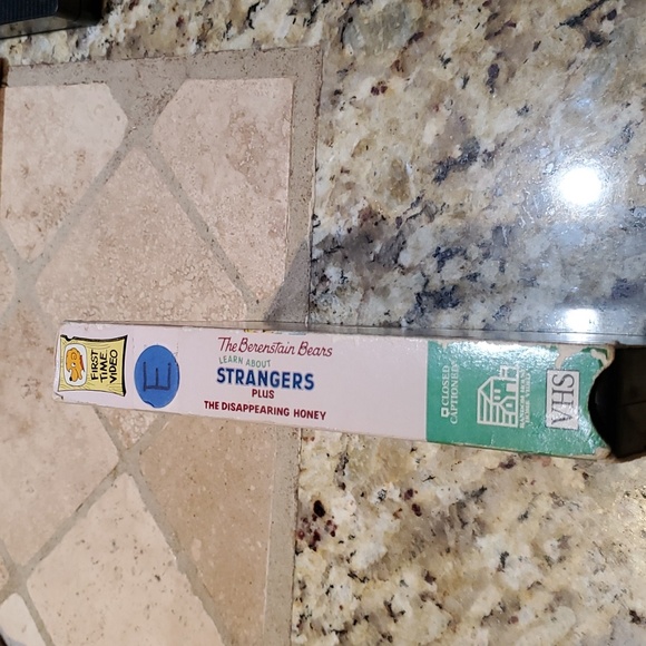 Lot of 2 Vintage The Berenstain Bears Christmas Tree & Learn About Strangers VHS - Picture 7 of 9